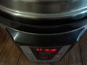 电饭煲加入刚刚没过绿豆的水，开启“豆类”。（没有电饭煲可用蒸锅隔水蒸熟）