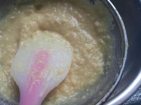 煮好的绿豆用勺子或硅胶刮刀按压过筛成泥。