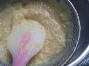 煮好的绿豆用勺子或硅胶刮刀按压过筛成泥。