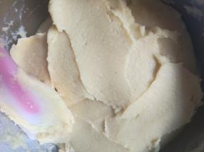 得到均匀细腻的绿豆糊。