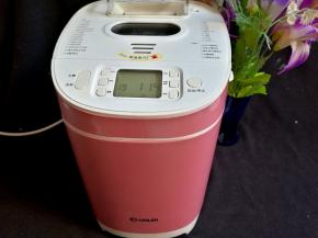 炒制的工作我们就来交给美女“小菱”来做吧！这款粉粉的面包机像不像个青春美少女哈哈~~加入东菱无糖面包机桶内，启动“果酱”程序，系统默认1:15分钟。（没有面包机就用炒锅小胡慢慢炒干）