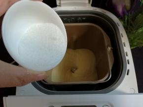 30分钟后加入砂糖。