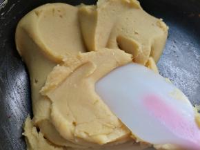 炒好的绿豆泥取出，晾凉。