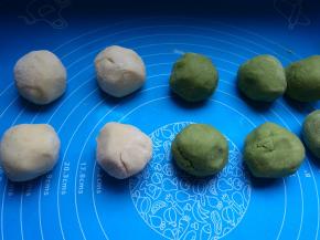 晾凉的绿豆泥均分成40克左右的小圆球。