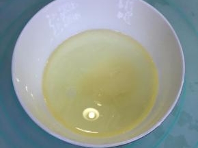 玉米油和清水混合，加入炼奶，用蛋抽搅拌均匀。