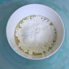 筛入低粉，用蛋抽搅打至无干粉。