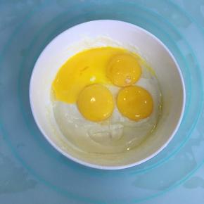 加入蛋黄用蛋抽搅拌均匀。