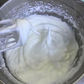 蛋白中加入几滴柠檬汁或白醋，加入细砂糖，用电动打蛋器低速打发至湿性发泡（即提起打蛋器有直立的小弯钩）。