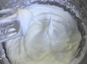 蛋白中加入几滴柠檬汁或白醋，加入细砂糖，用电动打蛋器低速打发至湿性发泡（即提起打蛋器有直立的小弯钩）。