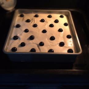 送入事先预热好的烤箱下层，水浴法，烤盘注入3cm左右高度的温水，把模具放入烤盘里，上下火150度，55分钟。