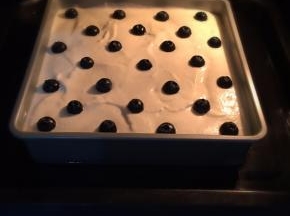 送入事先预热好的烤箱下层，水浴法，烤盘注入3cm左右高度的温水，把模具放入烤盘里，上下火150度，55分钟。