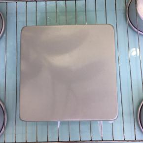 烤好后戴上隔热手套将蛋糕模取出，再倒扣晾凉。