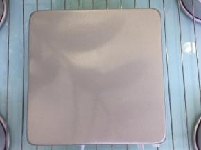 烤好后戴上隔热手套将蛋糕模取出，再倒扣晾凉。