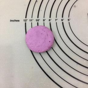 将小面团用手按成小圆饼