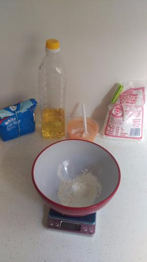 准备好面粉材料。