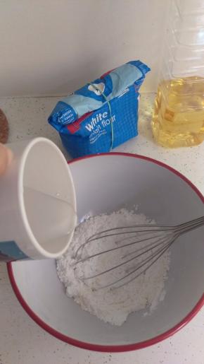 先把粉类+盐巴+油加在一起，加入冷水，搅拌均匀。