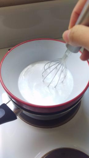 中火加热一碗水，把面糊放热水上加热，中间不停搅拌。