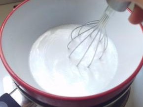 中火加热一碗水，把面糊放热水上加热，中间不停搅拌。