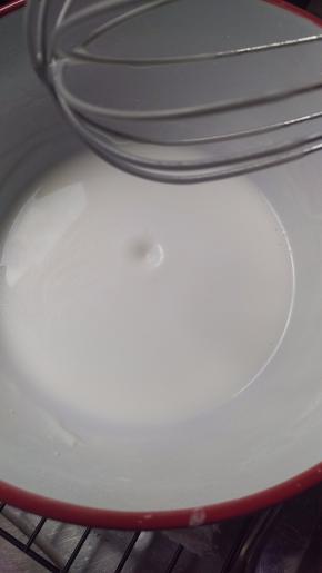 加热到面糊成稠，比牛奶稠2倍。