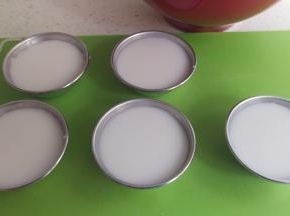 倒入膜具9分满。