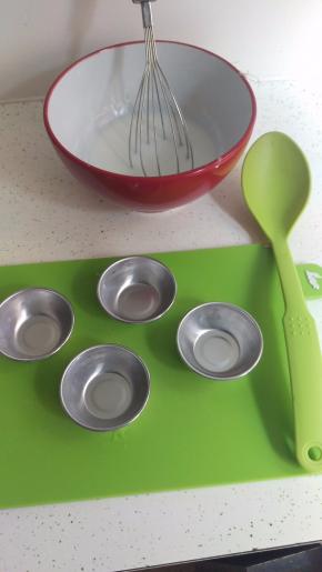 准备好小膜具，膜具涂油。