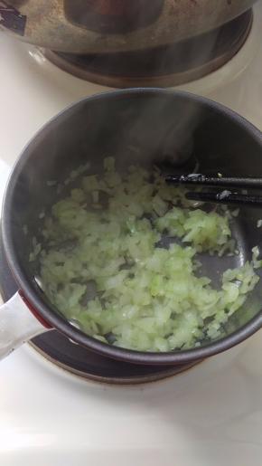 这时来准备炒料，热油炒洋葱先，炒到洋葱变软。