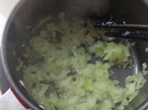 这时来准备炒料，热油炒洋葱先，炒到洋葱变软。