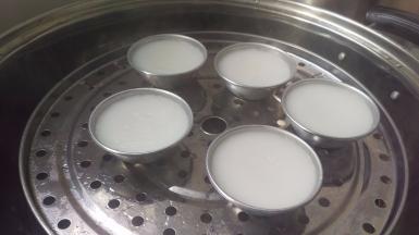 这时候已经蒸好了水粿。拿出来脱模，放上炒料，就可以吃咯！