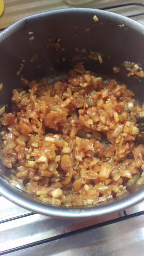 再加入大蒜和萝卜干炒，炒熟点，再加入甜酱油和酱油，糖。味道看自己喜欢。味道要咸点。