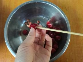 新鲜樱桃洗净，去核。教大家一个去樱桃核的方法，用一根细一点的筷子，由头部香尾部穿过，樱桃核就取出来了。