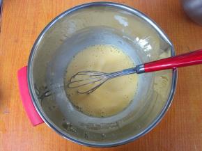 混合，充分乳化均匀。