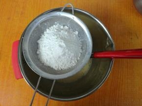 筛入低筋面粉。