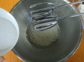 先预热烤箱，上下火170度10分钟。蛋白内加入几滴柠檬汁，糖分三次加入蛋白内，低速打出鱼眼泡，加入第一次