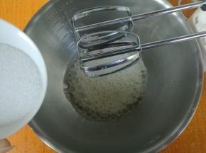 先预热烤箱，上下火170度10分钟。蛋白内加入几滴柠檬汁，糖分三次加入蛋白内，低速打出鱼眼泡，加入第一次