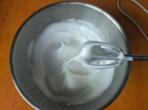继续打发至拉起打蛋器出现小弯钩，打发完成。