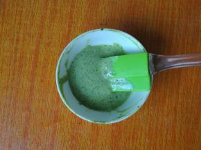 取1勺蛋黄糊到小碗，加入抹茶粉1克搅拌均匀，再加入2勺蛋白拌匀。粉色同样手法（忘拍）