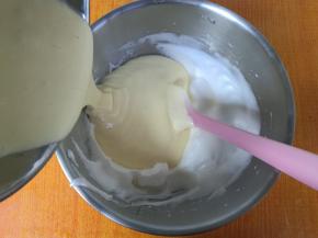 取三分之一蛋白到蛋黄糊，混合搅拌均匀后，倒回蛋白盆，再次混合翻拌均匀。