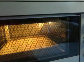 送入预热好的烤箱，上下火170度烘烤18分钟即可。