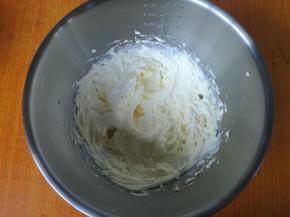 淡奶油加入糖，电动打蛋器打发至九分。