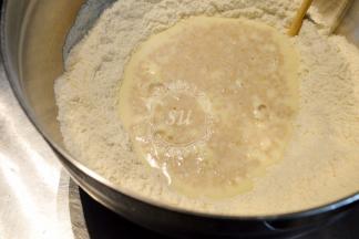 稍微混合下之后加入我们开好的酵母窝里