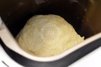 混合好的5⃣️倒入面包机，开启和面功能。到图片这种程度就可以，不需要完全和匀。