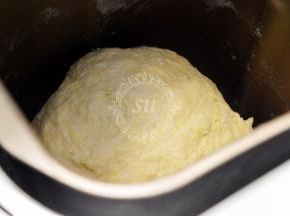 混合好的5⃣️倒入面包机，开启和面功能。到图片这种程度就可以，不需要完全和匀。