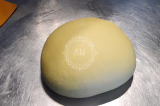 面团取出收圆收紧