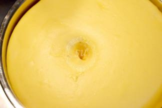 盖上保鲜膜，室温发酵至如图状态。手指蘸面粉戳一下，出现肚脐状圆孔，不塌陷不回缩就发酵成功了。