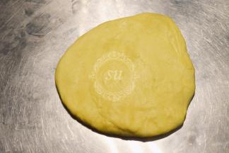 面团按自己需要分割，然后排气。翻面收圆之后放入模具，继续加盖保鲜膜发酵。烤箱这个时候可以开始190摄氏度预热了。