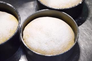 表面筛上高筋面粉之后送入烤箱烤制。