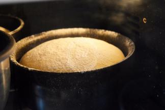 大烤箱放在中层，小烤箱中下层。转180摄氏度烤20分钟左右。以面包表面上色状态为准