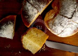 出炉脱模晾凉后切块。中间再划两个比较深的口，小心不要切断。