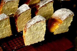 奶油奶酪提前切小块软化。奶酪馅部分的材料混合打至顺滑状态就可以了。我们割开的部分填满馅，两面也用奶酪抹平