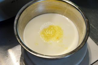 我用了一半牛奶一半的水，加入全蛋液后混合均匀